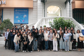 THAM QUAN NGÂN HÀNG SHINHAN BANK VIỆT NAM — CƠ HỘI HỌC, HIỂU, VÀ TRẢI NGHIỆM THỰC TẾ LĨNH VỰC TÀI CHÍNH - NGÂN HÀNG CỦA SINH VIÊN KHÓA 61 CHƯƠNG TRÌNH DB